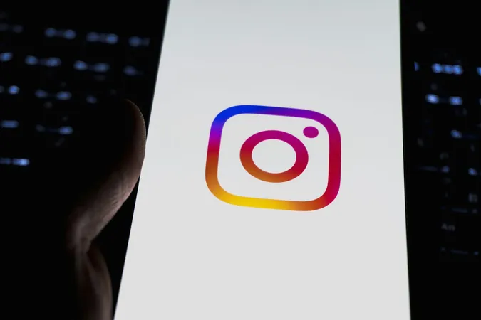 Instagram uygulamasını görüntüleyen telefon Instagram uygulamasını görüntüleyen telefon