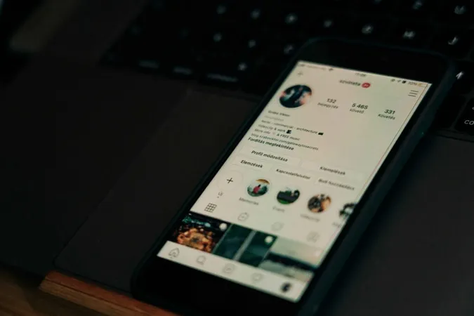 Lo schermo del telefono visualizza un profilo Instagram