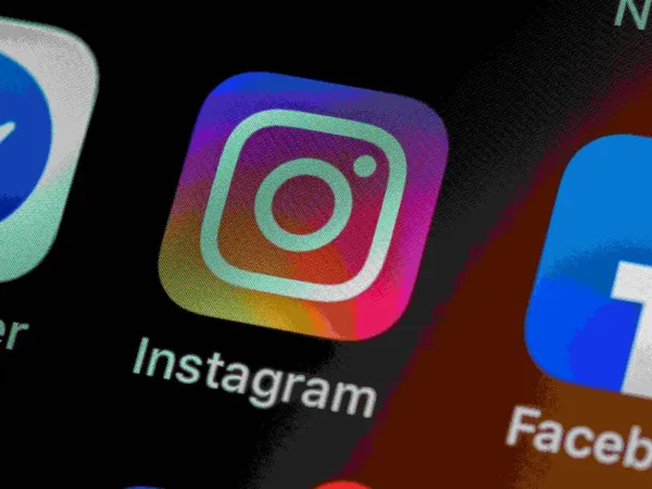 Ekranda Instagram uygulaması