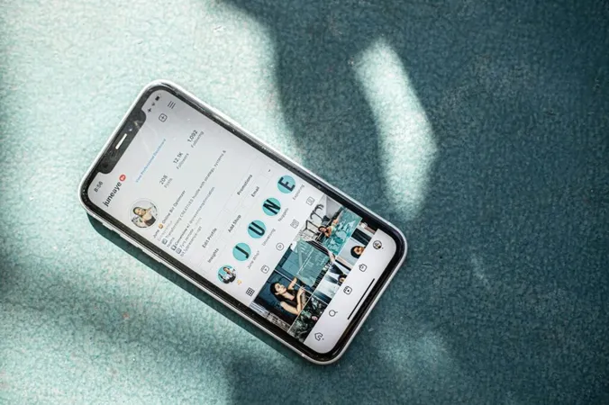 Un telefono con un account sullo schermo.