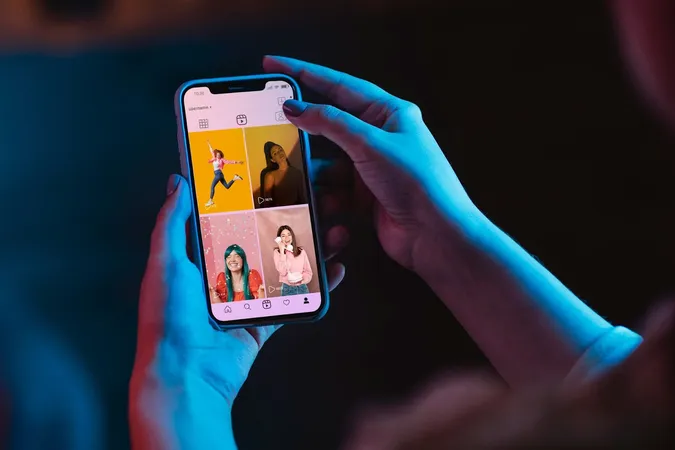 Una donna tiene in mano il telefono e guarda una foto di Instagram Una donna tiene in mano il telefono e guarda una foto di Instagram