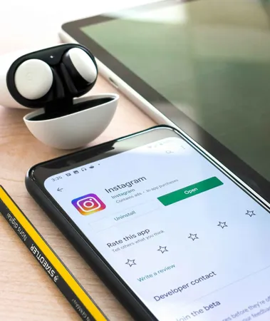 L'app di Instagram sullo schermo di uno smartphone. L'app di Instagram sullo schermo di uno smartphone.