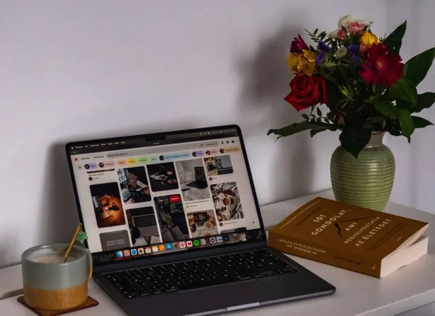 Laptop che visualizza una foto sullo schermo Laptop che visualizza una foto sullo schermo