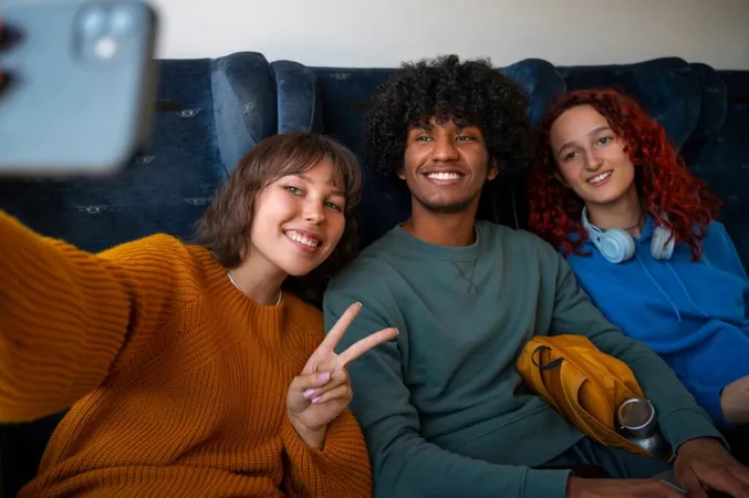 Amici che scattano un selfie insieme utilizzando uno smartphone