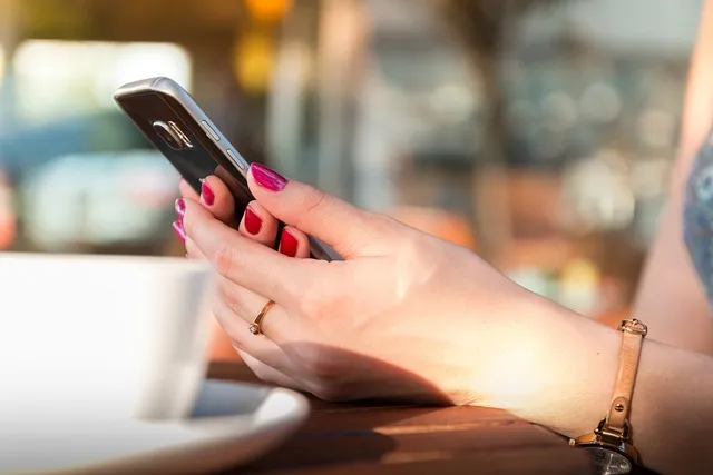 Bir çift el bir telefon tutuyor.