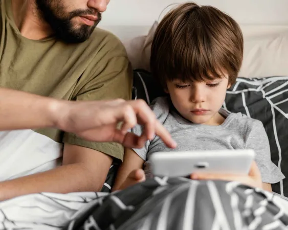 Padre e figlio usano il tablet Padre e figlio usano il tablet