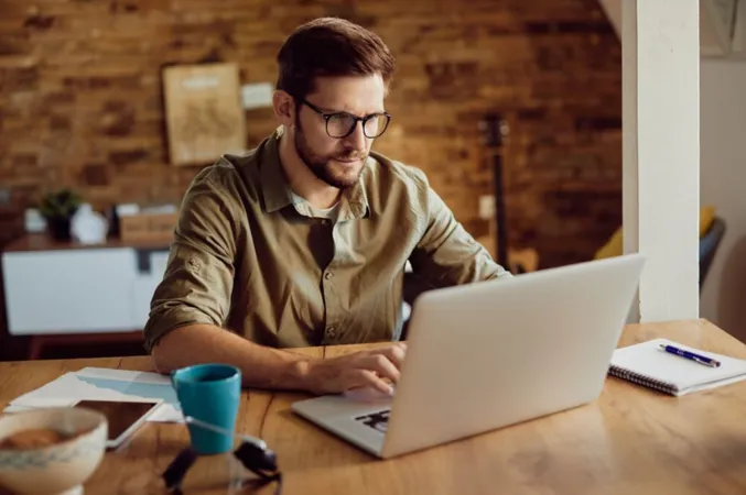 Laptop kullanan bir adamın Instagram’da yorum silmesi.